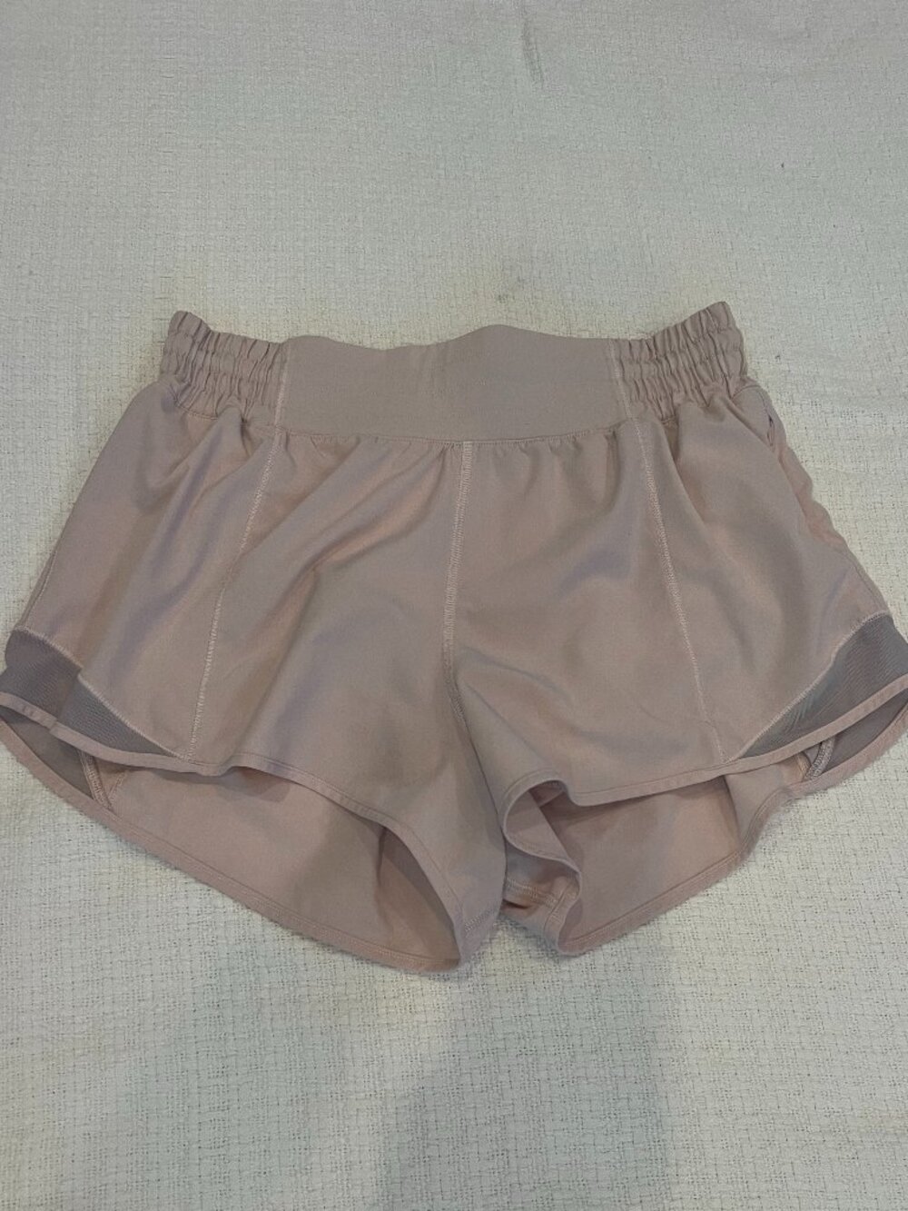 Lululemon 2" Hotty Hot Shorts (Pale Pink - Size 6)